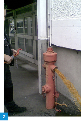 
Werden Entnahmestellen in Wasserverteilanlagen schlagartig geöffnet oder kommt es zu raschen Änderungen der Fließgeschwindigkeit, werden unter Umständen Ablagerungen und Sedimente mobilisiert und sorgen für Trübung und Verfärbungen im Trinkwasser.
