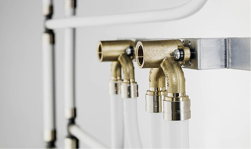 



Zur Verwendung in Trinkwasserinstallationen müssen Fittings aus Messing oder Rotguss sowohl trinkwasserhygienische Anforderungen erfüllen als auch gegen chemische und mechanische Korrosion beständig sein.
