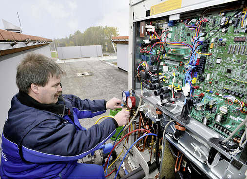 <p>
Fachhandwerker, die VRF-Anlagen nicht nur planen, sondern auch installieren möchten, benötigen einen entsprechenden Sachkundenachweis für den Umgang mit Kältemitteln der Kategorie 1.
</p>