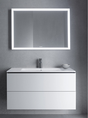 
Charakteristisch für ME by Starck ist die rechteckige Form mit filigraner Kante, die die Waschtische randlos und leicht erscheinen lässt. 
