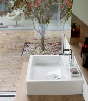 
Bei Vero wagte sich Duravit erstmals an eckige Formen mit planen Flächen. Diese sind immer noch aufwendiger und schwieriger herzustellen als runde Formen.
