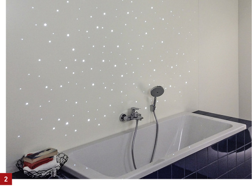 
Eine gelungene Variante: Eine hinterleuchtete LED-Wand und viele Lichtöffnungspunkte, gesehen im Duravit-Center in Hornberg. 



