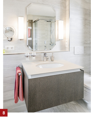 



Seitliche Beleuchtung eines Spiegels durch zusätzlich angebrachte Leuchten der Firma Decor Walther (New York Chrom). 
