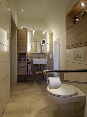 
Waschplatz mit Hocker und Kosmetikspiegel.
