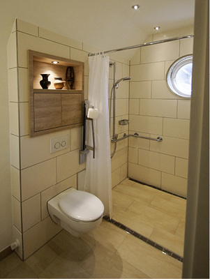 
Ein Duschvorhang erleichtert die Zugänglichkeit.
