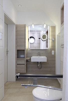 
Der unterfahrbare Waschplatz ist nicht groß, bietet aber jeglichen Komfort. Für eine ruhige Optik wurden die Rückwand und das Möbel aus einem Material gefertigt.
