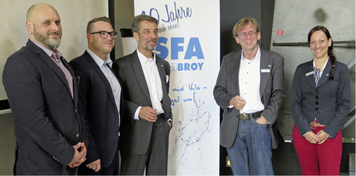 <p>
Verkündeten eine Garantieverlängerung von drei auf nunmehr fünf Jahre für Sanibroy-Kleinhebeanlagen (v. l.): Marcus Haas (Serviceleitung), Christian Müller (Vertriebsleitung), André Plonka (Niederlassungsleiter) sowie Jörg Scheffler und Christina Martin Sanchez (beide Marketing & Neue Medien).
</p>