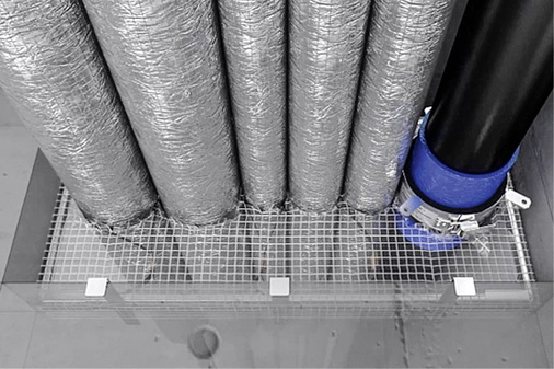 



Geprüfte Rohrabschottungen mit Nullabständen und dem Geberit-Deckenschott FSH 90 – vor dem Verguss.
