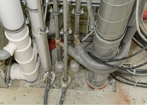 
Dicht an dicht drängen sich hier die Versorgungsleitungen.
