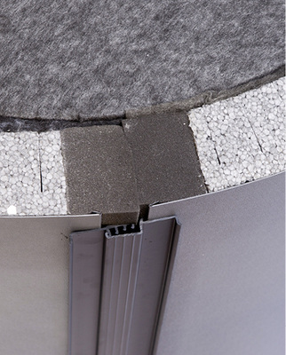 



Verbundstoffe können die gängige Wärmeleitfähigkeit noch leicht unterbieten. So setzt der Biomasse-Kesselhersteller Eta bei der Isolierung seiner Speicher auf eine Kombination aus einer 9 cm dicken Dämmung aus Neopor mit einer 1 cm dicken Vliesschicht, umgeben von einem Mantel aus Polystyrol.
