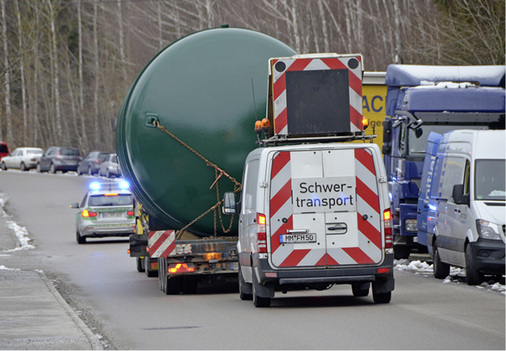 



VWD-Speicher auf dem Weg zur Montage per Schwertransporter. Wirtschaftliche Größenordnungen sind derzeit passabel ab 5000 l Inhalt.
