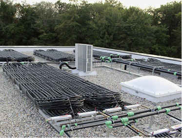 
Solarabsorber nehmen sowohl die Sonnen- als auch Umgebungsenergie auf, leiten diese Wärme in den Eisspeicher, um ihn wieder aufzutauen. 
