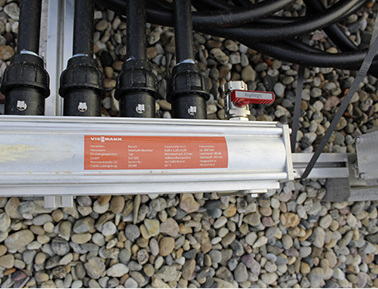 
Die Anschlüsse der Solarabsorber werden über einen Verteiler gesammelt. 
