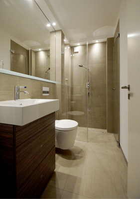 



Warm, schlicht und nicht beengend präsentiert sich das nur 3 m² große Schlauchbad. 
