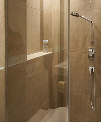 <p>
Die zusätzlichen Pfeiler im Duschbereich fassen eine Duschzeugablage optisch ein und bieten dem Duschglaselement einen sauberen Abschluss.
</p>