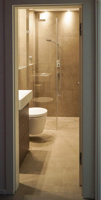 
Ein durchgehend verlegter Boden kommt dem kleinen Bad zugute, da es optisch keinen Bruch gibt und bei geöffneter Tür Bad und Flur sozusagen zu einem Raum verschmelzen.
