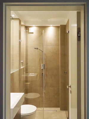 
Boden und Wandflächen aus einem Guss lassen Raumkanten verschwimmen und weiten den Raum.
