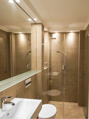 
Die große Spiegelfläche lässt den Raum größer wirken.
