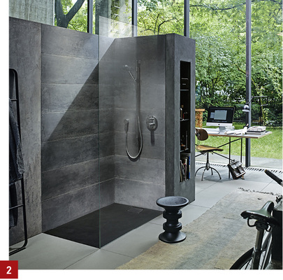 
Felsen ins Bad geholt: Fliesen in dunkler Steinoptik in Kombination mit der anthrazitfarbenen Duschwanne Stonetto vermitteln das Gefühl, in der Natur zu duschen. 

