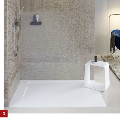 
Ein Mosaik in warmen Beige- und Goldtönen strukturiert den Duschbereich abwechslungsreich. Die Wanne hat eine gleichmäßige, samtig matte Oberfläche.
