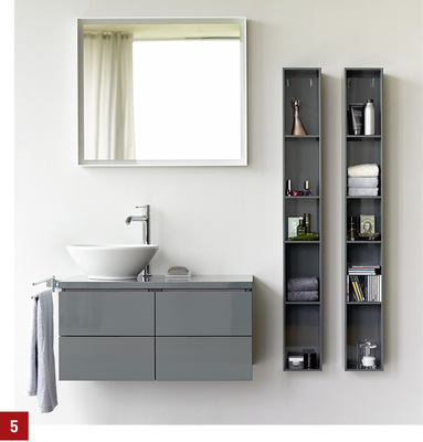 
Die in Rechtecke und Quadrate unterteilten Möbelfronten kommen im grauen Glanzlack gut zur Geltung.
