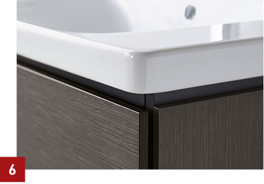 
Schattenfugen als optische Einrahmung heben den Waschtisch auf eine höhere Ebene, Keramik und Möbelfront aus Echtholzfurnier scheinen sich nicht zu berühren.
