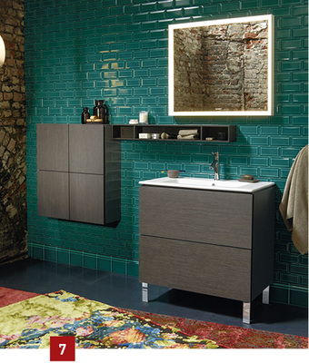 
Die Fronten des bodenstehenden Waschtischunterbaus in Eiche anthrazit bilden einen spannenden Kontrast zu den smaragdgrünen Fliesen. 
