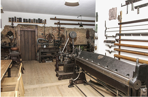 
Blick zurück: Die historische Werkstatt von Wolfgang Huber.
