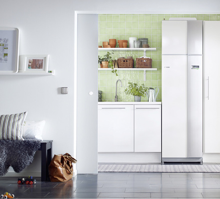 





Die Kombination aus Lüftungsgerät und Wärmepumpe passt auch in die Küche. 

