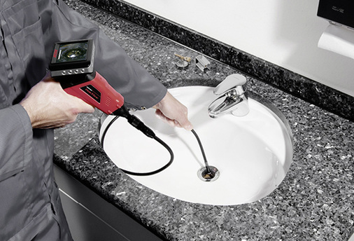 



Per Inspektion mit dem kleinen Kameraauge – dem Endoskop – lässt sich auch eine Blockade schnell lokalisieren.
