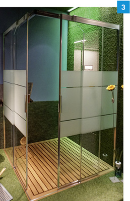 
Eckkabine acqua R 5000 von Duka: Die Statik der Dusche ist nach Herstellerangaben für große Eckmodelle ungewöhnlich. Organisch auslaufende Glasfelder steifen die Gesamtkonstruktion wirkungsvoll aus, Deckenstützen entfallen ersatzlos. Fließend in die Profile integrierte Griffe sorgen für maximale Öffnung und Einstiegskomfort. Die Schiebetüren sind mit einer innovativen Einzugsautomatik „ACS–Automatic Close & Stop“ ausgestattet. Ein integriertes Abtropfsystem ermöglicht eine präzise Türführung und verbesserten Spritzschutz. Ausschwenkbare Türen sollen die Reinigung erleichtern.
