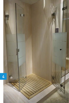 
Duschabtrennung „Pura 5000 New“ von Duka: Bei dieser Modellreihe setzt der Hersteller seine eigens für Duschkabinen entwickelte Klebetechnik ein. Glas und Scharniere werden direkt miteinander verbunden – und zwar mittels UV-Klebetechnik. Die neuen Pura-Modelle sind rahmenlos und teilgerahmt erhältlich. Das Stützendesign kommt ohne überstehende Befestigungselemente aus. Das Wandprofil lässt sich ohne sichtbare Befestigung stufenlos verstellen. Das integrierte Abtropfsystem besitzt keine Schmutzkante. Die Bauhöhe ist bis 2250 mm variabel. Gezeigt wird hier die Eckkabine Pura 5000 mit Falt-Pendeltür.
