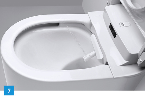 <p>
Dusch-WC Sensia Arena von Grohe: Körperpflege, Hygiene und Komfort – das neue Dusch-WC erfüllt laut Hersteller in diesen Bereichen hohe Ansprüche. Dafür sollen beispielsweise die Zwillingsduscharme sorgen. Die beiden getrennten Duscharme für die Lady- und die Standarddusche bieten darüber hinaus ein hohes Maß an Hygiene. Für Sauberkeit bis ins Detail und eine deutliche Reduktion der Bakterienbildung sorgen zudem die speziell reinigungsfreundliche Oberfläche der WC-Keramik (AquaCeramic) und die antibakterielle Glasur (HyperClean), die vor dem Brennen der Keramik aufgetragen wird. Darüber hinaus erzeugt das Triple-Vortex System von Grohe einen Wasserwirbel mit dreifacher Spülpower für große Reinigungskraft bei geringem Wasserverbrauch.
</p>