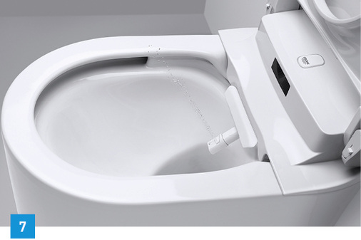 
Dusch-WC Sensia Arena von Grohe: Körperpflege, Hygiene und Komfort – das neue Dusch-WC erfüllt laut Hersteller in diesen Bereichen hohe Ansprüche. Dafür sollen beispielsweise die Zwillingsduscharme sorgen. Die beiden getrennten Duscharme für die Lady- und die Standarddusche bieten darüber hinaus ein hohes Maß an Hygiene. Für Sauberkeit bis ins Detail und eine deutliche Reduktion der Bakterienbildung sorgen zudem die speziell reinigungsfreundliche Oberfläche der WC-Keramik (AquaCeramic) und die antibakterielle Glasur (HyperClean), die vor dem Brennen der Keramik aufgetragen wird. Darüber hinaus erzeugt das Triple-Vortex System von Grohe einen Wasserwirbel mit dreifacher Spülpower für große Reinigungskraft bei geringem Wasserverbrauch.
