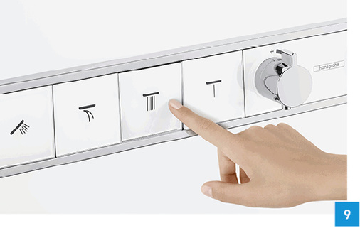 
Duschsteuerung RainSelect von Hansgrohe: Der Trend zu großen Wohlfühl-Duschbereichen ist ungebrochen. Für abwechslungsreichen Wassergenuss sorgen hier häufig großflächige Kopfbrausen mit verschiedenen Strahlarten. Mit RainSelect kommt eine intuitive und komfortable Duschsteuerung für die mehrstrahlige Wohlfühldusche ins Bad. Die Bedieneinheit vereint alle Funktionen in einem Element, das durch ein geradliniges, horizontales Design auffällt. Die Duschsteuerung erfolgt über großzügige, 70 x 70 mm große Tasten. Die Bedienung ähnelt der eines Lichtschalters. Dahinter steckt die hansgrohe Select-Technologie, die die Steuerung der verschiedenen Funktionen rein mechanisch ermöglicht.
