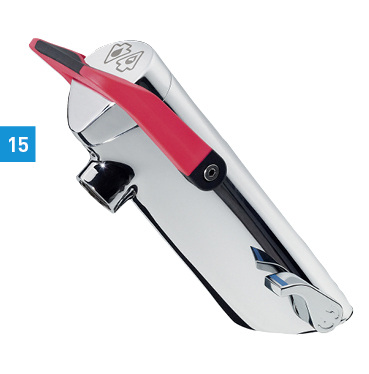 
Presto Neo von Presto: Um in Bad oder Toilette möglichst effizient und komfortabel mit Trinkwasser umzugehen, hat Presto die Waschtischarmaturen-Serie Presto Neo entwickelt. Auf zweierlei Weise kann Wasser aus der Mischbatterie fließen: Betätigt man den Hebel nach oben, fließt das Wasser in gewünschter Temperatur nur für kurze Zeit. Das reicht, um die Hände anzufeuchten. Bewegt man den Hebel nach unten (Funktion auch abschaltbar), fließt Wasser kontinuierlich. Das Design des Hebels gibt es in verschiedenen Farben.
