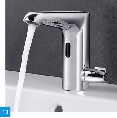 
Sensorgesteuerte Waschtischarmatur Xeris E-T von Schell: Hygiene, präzise Temperatureinstellung, schnelle Orientierung und ein visuell ansprechendes Design waren bei der Entwicklung dieser Waschtischarmatur entscheidende Kriterien. Die klare und weichfließende Linienführung passt zu vielen Badstilen und Waschtisch-Formen. Berührungslose Bedienung und durchdachte Ausstattungsdetails sorgen für hohen Nutzerkomfort. Das leichtgängige Thermostat beispielsweise hält die gewünschte Wassertemperatur von der ersten Sekunde an stabil. Der Verbrühschutz reagiert sogar bei Kaltwasserausfall. Für mehr Bewegungsfreiheit sorgt der leicht ansteigende Auslauf. Die abgerundete Formgebung minimiert die Verletzungsgefahr.
