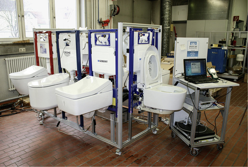 <p>
Prüfstandsaufbau an der Hochschule Esslingen: Der mobile Prüfstand besitzt acht Montageplätze für die Installation von Wand-WCs. 
</p>