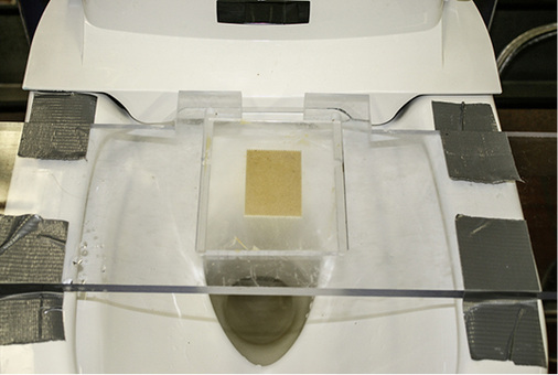 
Variante 1 und 2: Die Reinigungswirkung wurde ermittelt mit Lochplatten (einmal 8 mm und einmal 3 mm dick), die winzigen Löcher sind mit Senf gefüllt. Die Konstruktion wurde auf der Keramikoberkante befestigt.
