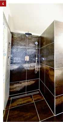 
Die linke Wand der Dusche ist heller verfliest, um sie optisch zu öffnen.
