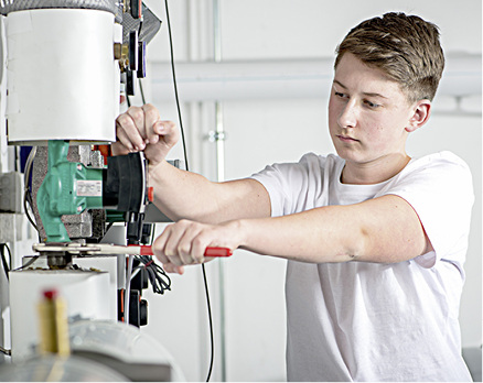 
Die Neugierde von Jugendlichen und das Wissen, was sie aus der Berufsschule mitbringen, machen eine Weiterentwicklung des gesamten Betriebs möglich.
