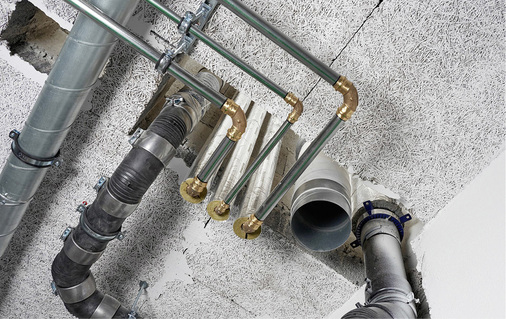 
Bauteilöffnungen, wie hier in einer Brandschutzdecke, sind wieder so zu verschließen, dass sich Feuer und Rauch nicht ausbreiten können.
