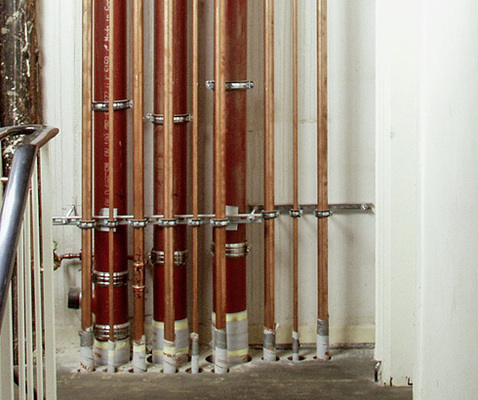 
Eher selten genutzt: Kernbohrungen für Leitungsdurchführungen sind teuer und erfordern viel Platz. Doch auf diesem Prinzip basieren die Vorgaben der Ringspaltverfüllung der meisten Verwendbarkeitsnachweise.
