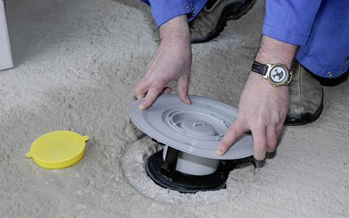 
Auch den Einbau von Bodenabläufen hat Viega unter den Aspekten des baulichen Brandschutzes vereinfacht. Hier ist kein Vermörteln mehr notwendig.
