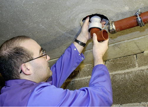 
Das Brandschutzelement zum Verschließen der Bauteilöffnung im Brandfall ist im Ablaufkörper des „Advantix R 120“-Ablaufs integriert. Das abZ erlaubt den nachfolgenden Anschluss sowohl von Kunststoff- als auch Metallleitungen der meisten Hersteller.
