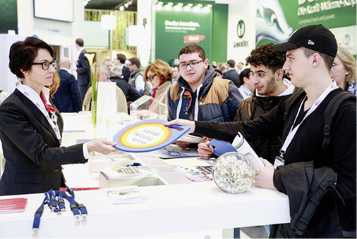 
Die Fachleute von morgen sind willkommen: Die Publikationen des ZVSHK kann man sich am Infostand anschauen und bestellen.
