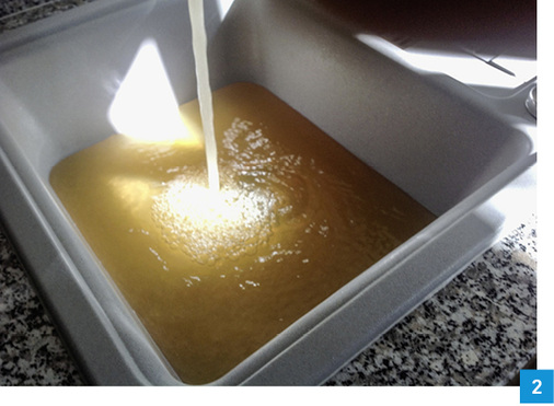 
Korrosion in Leitungen aus schmelztauchverzinkten Stahlleitungen führt oft nach thermischen Desinfektionen zu erheblicher Braunfärbung des Trinkwassers.
