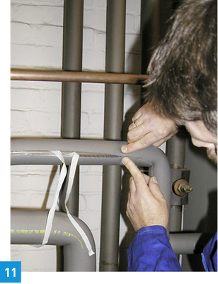 
Für die nachträgliche Dämmung bieten sich selbstklebende Elastomerschläuche an.
