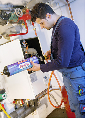 Die Heizungsanlage wird mit der „SureFill“-Vollentsalzungspatrone befüllt. Eine Farbwechselanzeige signalisiert die Wirksamkeit. Sind die entsalzenden Harze verbraucht, wechselt sie die Farbe von Dunkelblau zu Beige.
