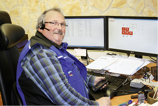 <p>
Firmenchef Martin Steinkühler kann mit „Vitoguide“ auf einen Blick den Status der aufgeschalteten Anlagen seiner Kunden einsehen.
</p>